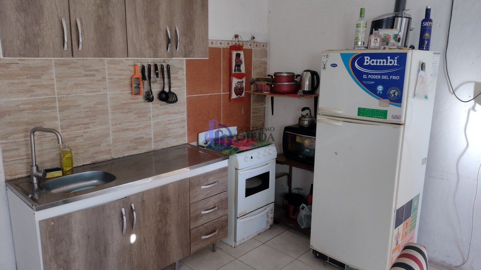 Casa de Dos Dormitorios con local comercial