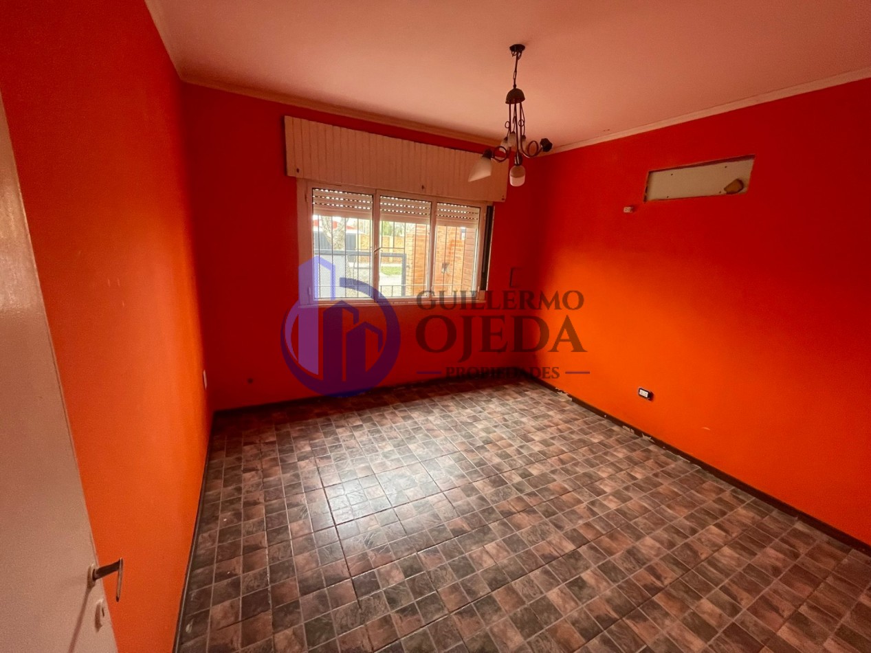 Casa de tres dormitorios ubicada en calle Rene Favaloro 1660
