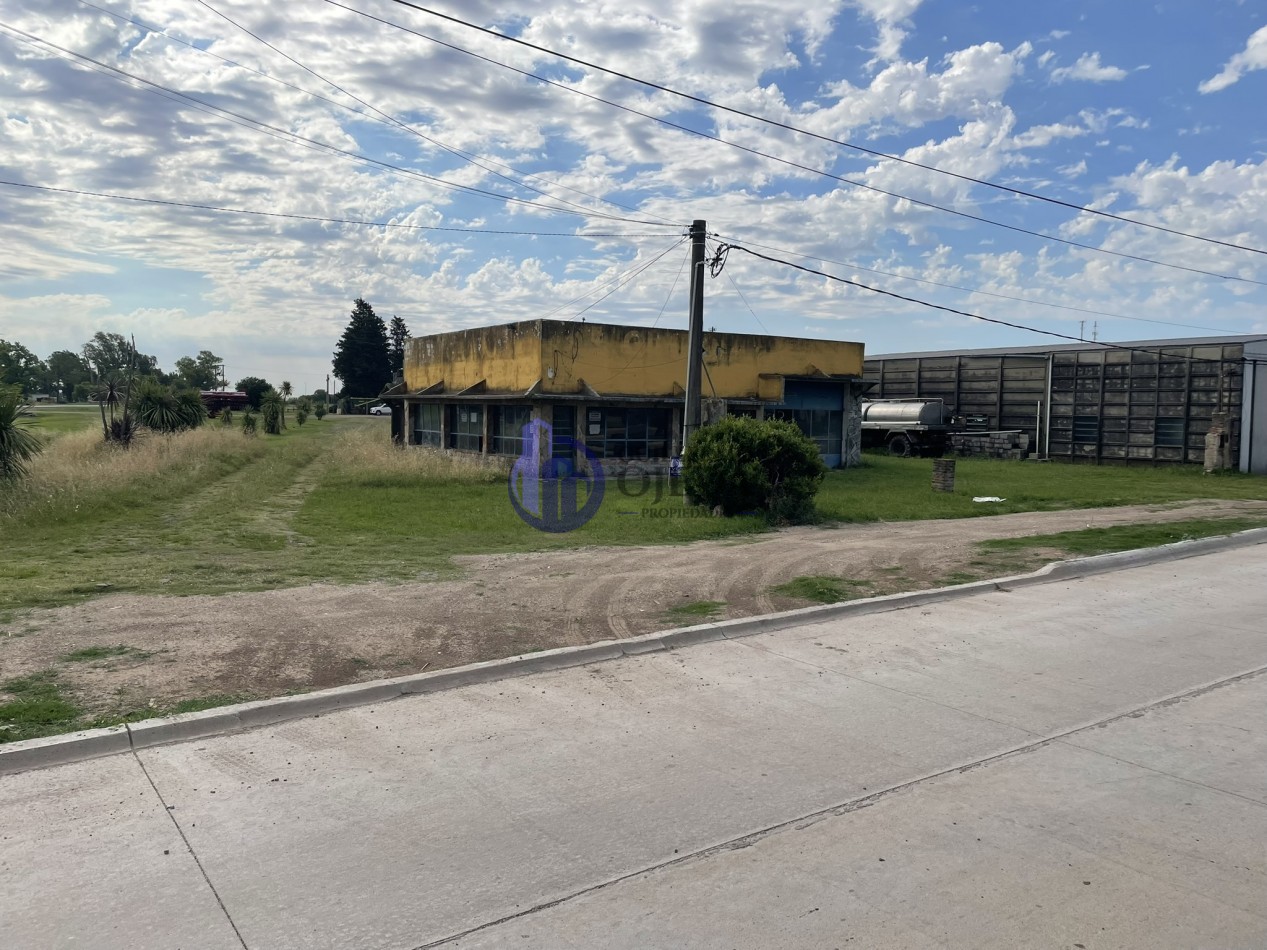 Casa con local comercial sobre ruta 34 y acceso 