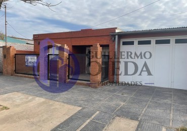 Casa de tres dormitorios ubicada en calle Rene Favaloro 1660