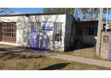 Casa de Dos Dormitorios con local comercial